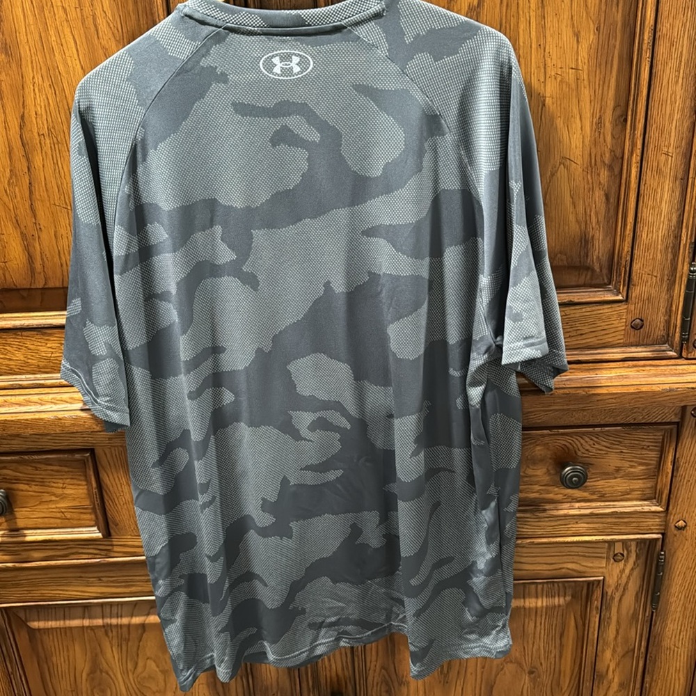 ๐2/$15UnderArmour menโs XXL loose fit neck NWT grey camo shirt.๐ - Picture 5 of 5